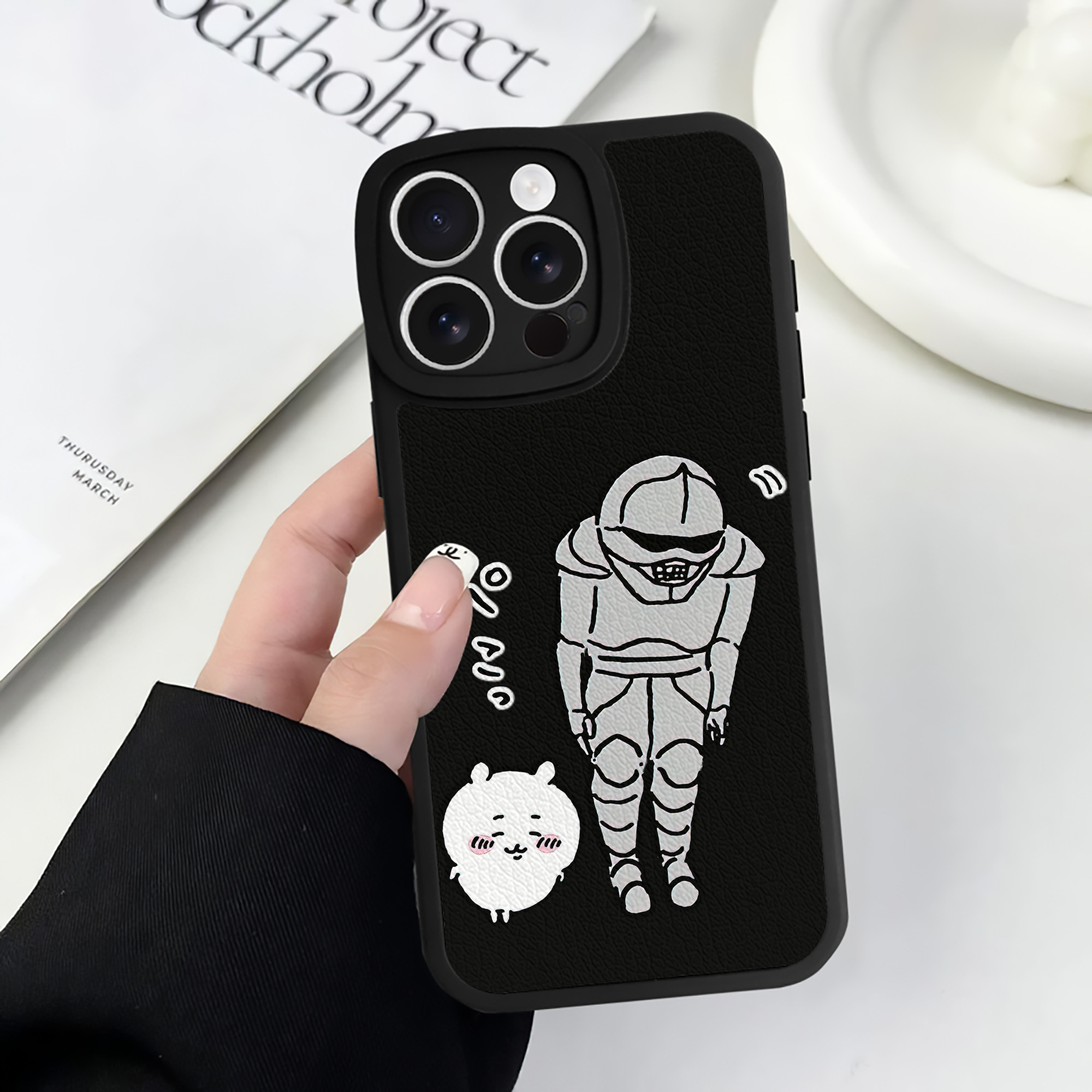 （画像用） ちいかわ 労働の鎧さん Chii-kawa Mr. Armor of Labor 【iPhone 16シリーズ対応】シリコンスマホケース（レザー調） 材質：シリコン